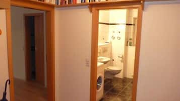 Ensemble douche/baignoire, sĂšche-cheveux, serviettes fournies, savon