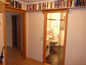 Combined shower/bathtub, hair dryer, towels, soap - Apartment, 2 rooms, kitchen, bathroom, balcony, WiFi- only 3 minutes walk to the lakeshore (Friedrichshafen)