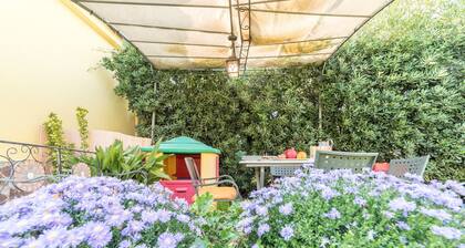 Close to the center: House with garden