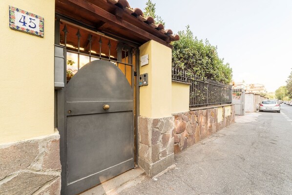 Exterior detail - Close to the center: House with garden (Latium)