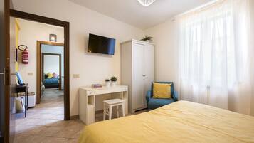 2 bedrooms, desk, iron/ironing board, travel crib