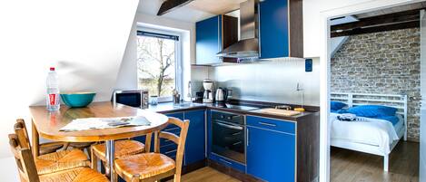 Een koelkast, een magnetron, een oven, een kookplaat