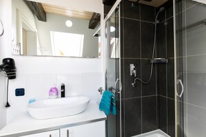 Douche, sèche-cheveux, serviettes fournies, savon
