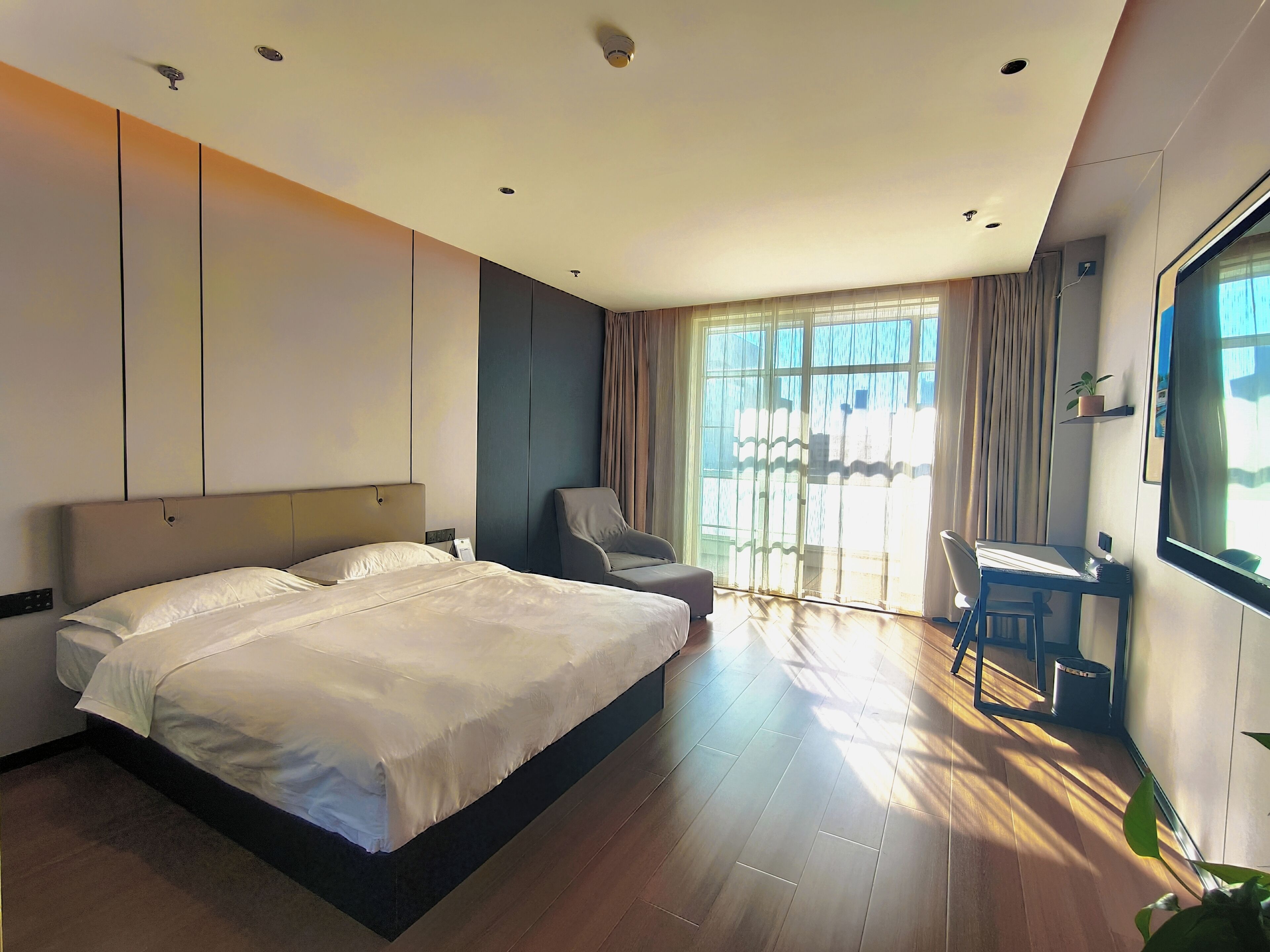 Kamar Elite | Seprai premium, brankas, meja kerja, dan tirai kedap cahaya