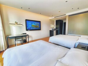 Kamar Comfort | Seprai premium, brankas, meja kerja, dan tirai kedap cahaya