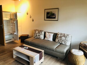 TV, books - Cozy vacation apartment on the first floor, terrace in Dornumersiel Haus Juist (Dornum)