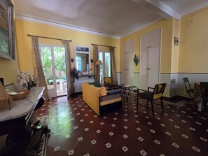 Interior - Beautiful beachfront house with character (Le Grau-Du-Roi)