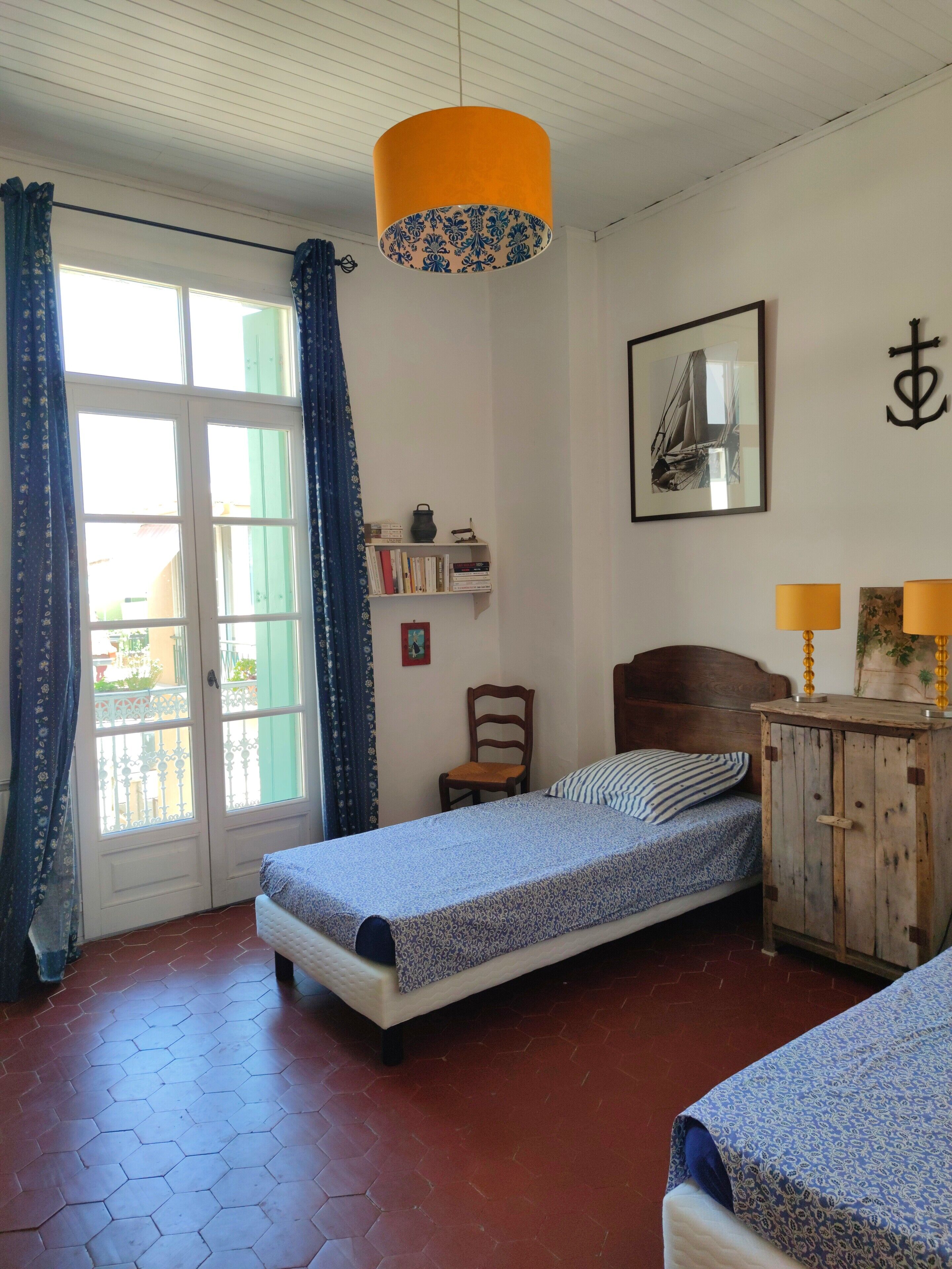 2 chambres, bureau, fer et planche à repasser, lit parapluie