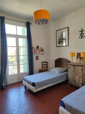 2 chambres, bureau, fer et planche à repasser, lit parapluie