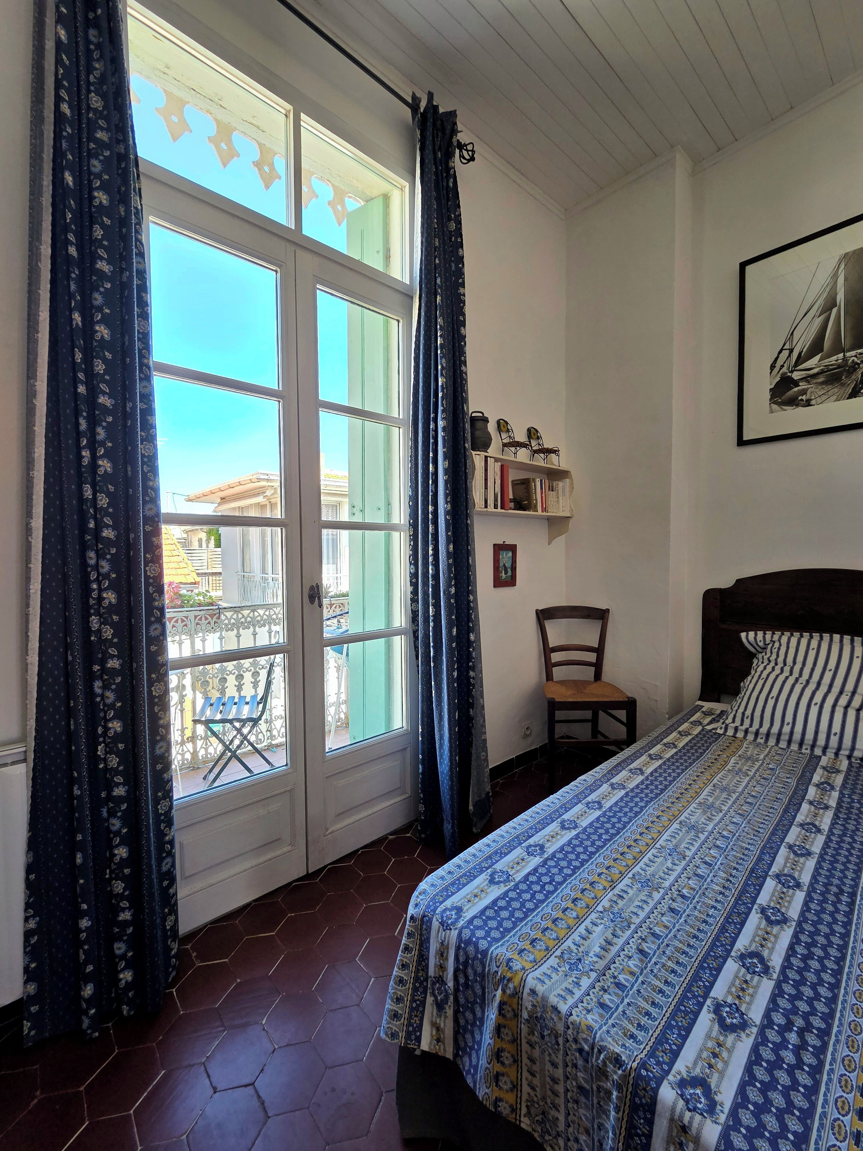 2 slaapkamers, een bureau, een strijkplank/strijkijzer, reisbedje