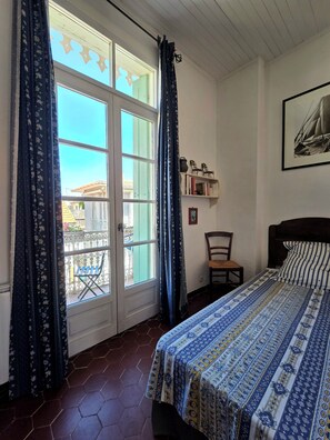 2 bedrooms, desk, iron/ironing board, travel cot - Beautiful beachfront house with character (Le Grau-Du-Roi)