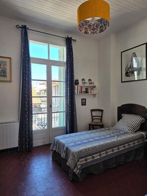 2 bedrooms, desk, iron/ironing board, travel crib