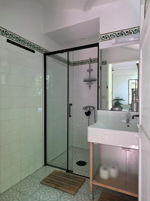 Combined shower/tub, hair dryer, towels, soap