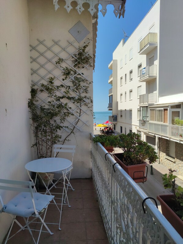 Outdoor dining - Beautiful beachfront house with character (Le Grau-Du-Roi)