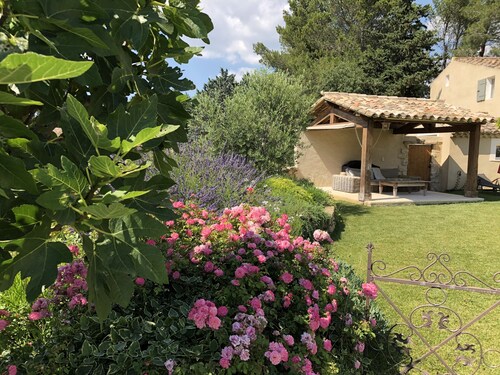 Le Mas de Baptiste près du centre ville avec piscine sous abris et chauffée