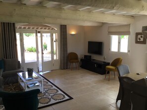 TV connectée, lecteur de DVD, table de tennis de table, livres