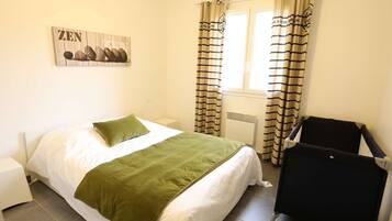 3 soverom, lydisolert, strykejern/-brett og reiseseng for barn