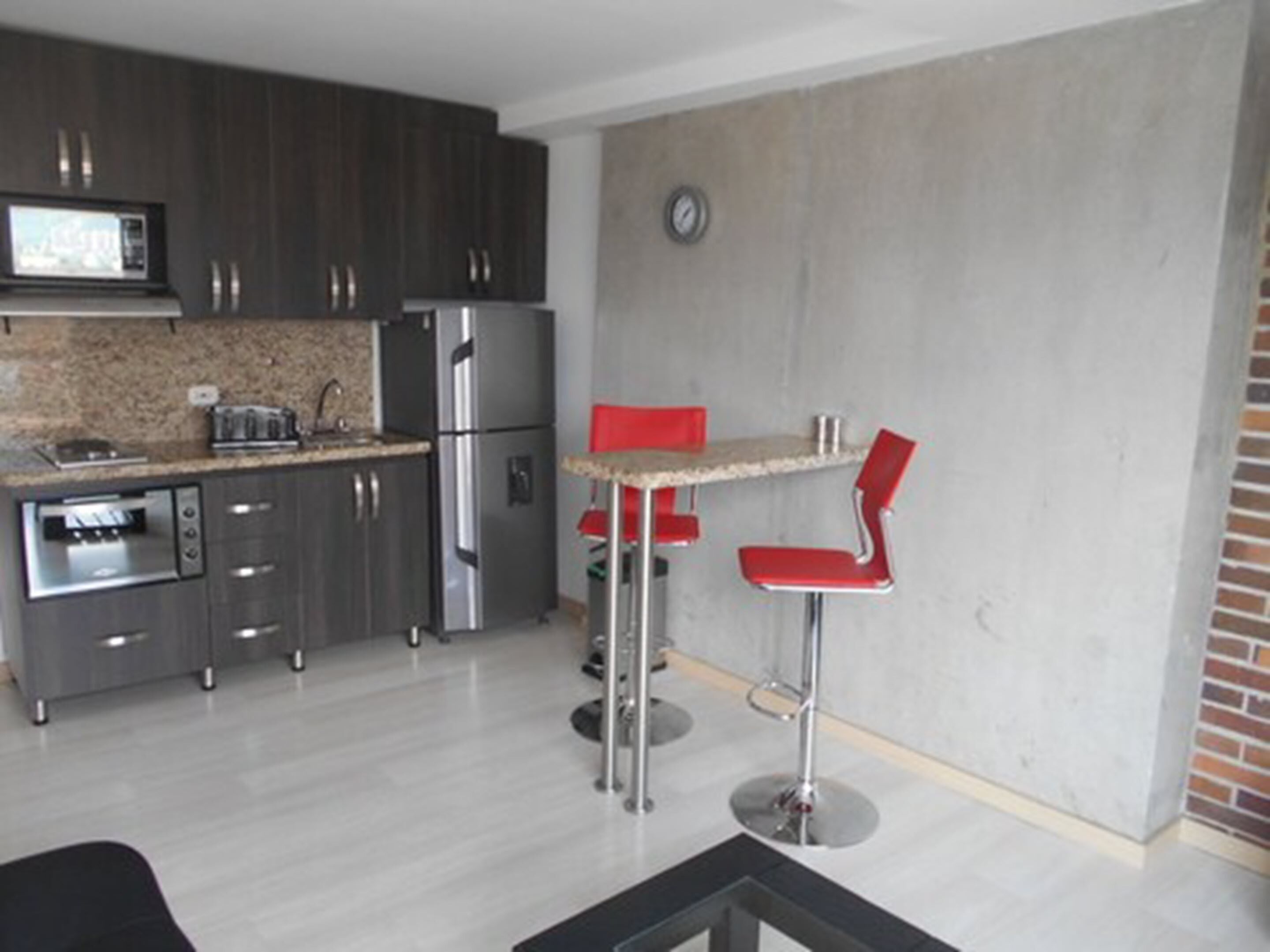 Departamento superior, varias camas | Cocina privada | Refrigerador, microondas, parrilla de estufa y cafetera y tetera 
