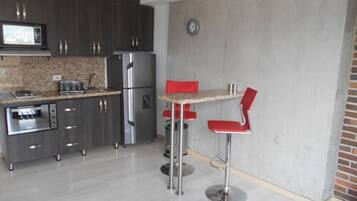 Departamento superior, varias camas | Cocina privada | Refrigerador, microondas, parrilla de estufa y cafetera y tetera