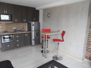 Superior appartement, meerdere bedden | Privékeuken | Een koelkast, een magnetron, een kookplaat