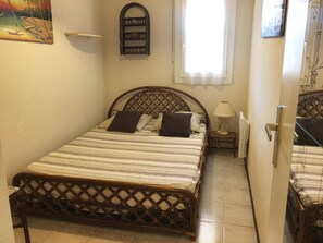 3 bedrooms, iron/ironing board, bed sheets