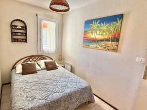 3 bedrooms, iron/ironing board, bed sheets