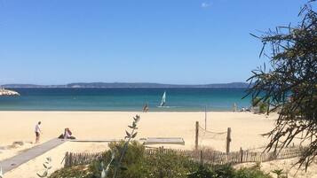 Plage à proximité, chaises longues