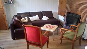 Kamin, Bücher, Musikbibliothek, Stereoanlage