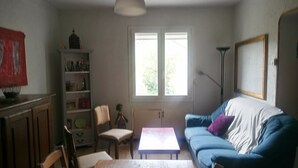 Peis, bøker, musikkbibliotek og stereoanlegg
