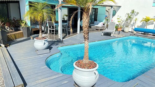 Appartement en rez de chaussée, atypique, 2 chambres, piscine privée 