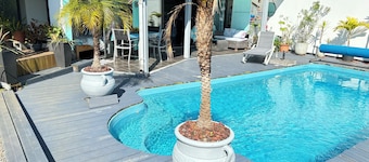 Appartement en rez de chaussée, atypique, 2 chambres, piscine privée