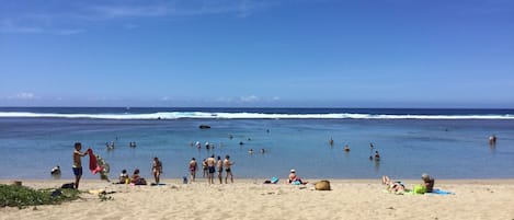 Nära stranden och solstolar