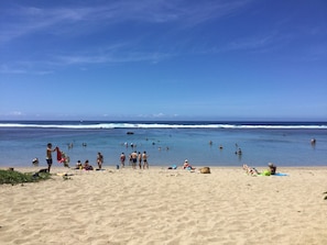 Playa en los alrededores y camastros 