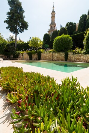 Property grounds - "VILLA TSAVORITE - CANNES CALIFORNIE" : large swimming pool, 4 bedrooms & 210 m2. (Cannes)