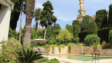 Een buitenzwembad en een verwarmd zwembad