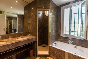 Tina con regadera, secadora de cabello, toallas, jabón 