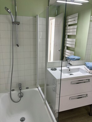 Suihkun ja ammeen yhdistelmä, hiustenkuivaaja, pyyhkeet, vessapaperi
