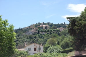 Un village perché sur une colline, doté d’une architecture traditionnelle, notamment une église remarquable avec un clocher.