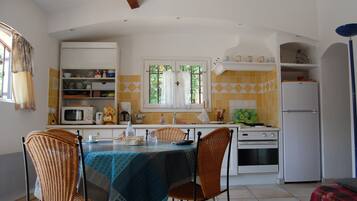 雪櫃、微波爐、焗爐、爐具