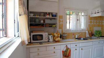 雪櫃、微波爐、焗爐、爐具