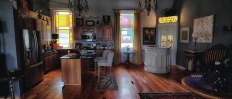 Frigorífico, microondas, lavavajillas y cafetera o tetera