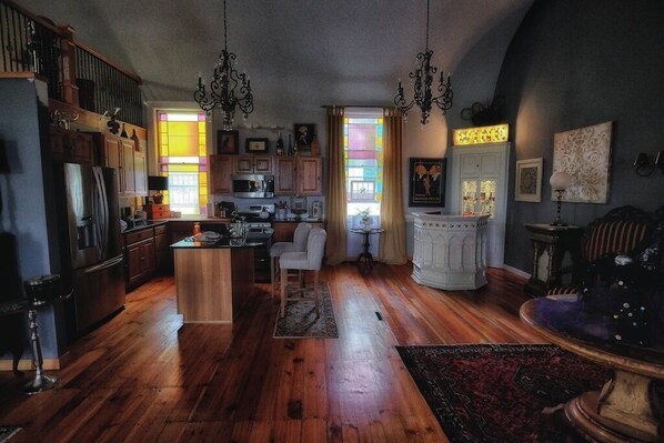 Fridge, microwave, dishwasher, coffee/tea maker - Sleep Like an Angel in an Old Church - Brown Room (Wolfeboro)