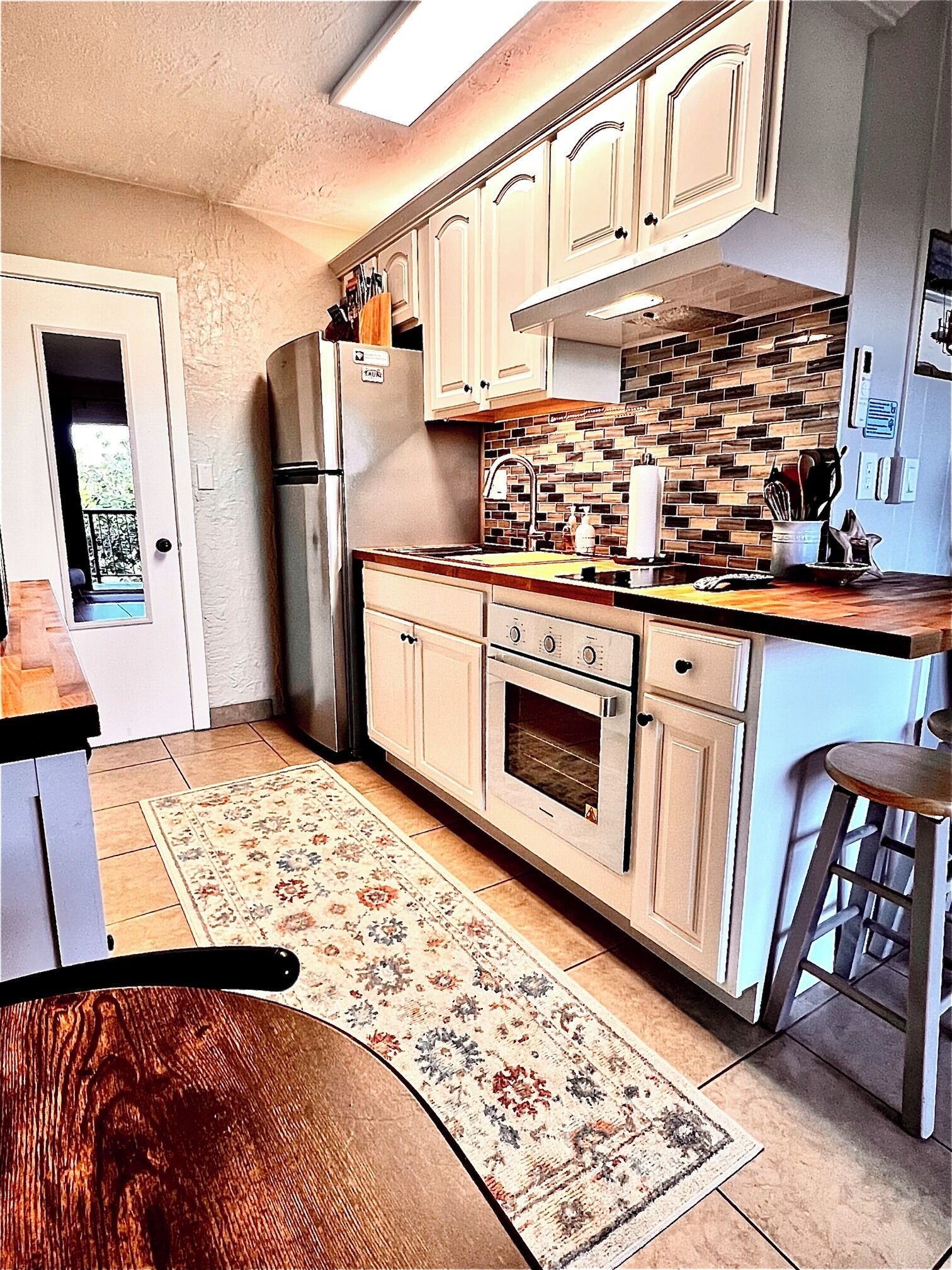 Frigorífico, microondas, horno y placa de cocina