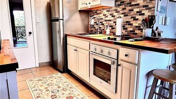 Frigorífico, microondas, horno y placa de cocina