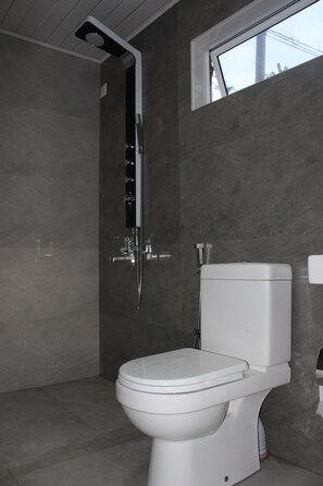 Shower, free toiletries, bathrobes, slippers - e-stay Hanthana Kandy (Kandy)