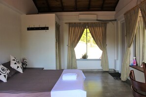 奢华双人房, 1 张大床, 阳台, 山景 | 1 多间卧室、高档床上用品、办公桌、隔音