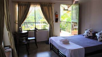 Habitación doble de lujo, 1 cama Queen size, balcón, vista a la montaña | 1 habitación, ropa de cama de alta calidad, escritorio y insonorización