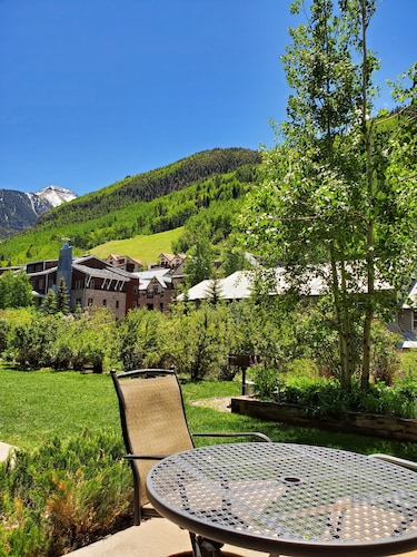 WALK TO LIFTS/RESTAURANTS/SHOPS/LISTEN TO THE STREAM/WATCH SKIERS FROM YOUR KIT.