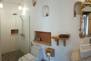 Deluxe-Zimmer | Badezimmer | Dusche, kostenlose Toilettenartikel, Haartrockner, Handtücher
