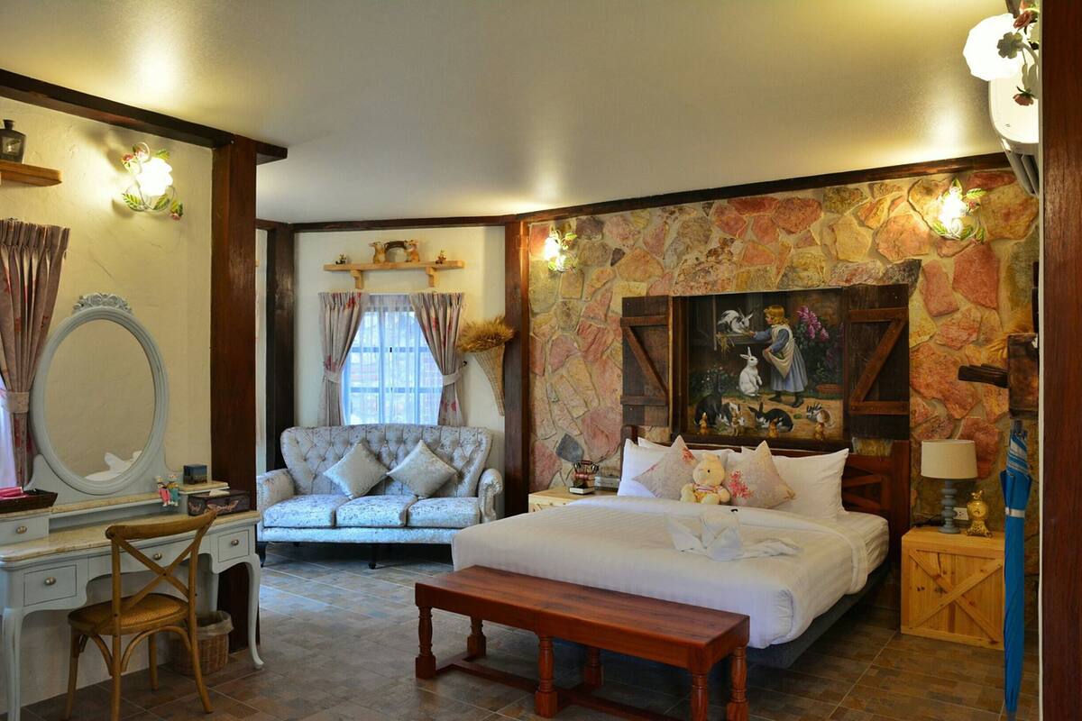 Deluxe Room | Hypo-allergenic bedding, desk, free WiFi, individually decorated